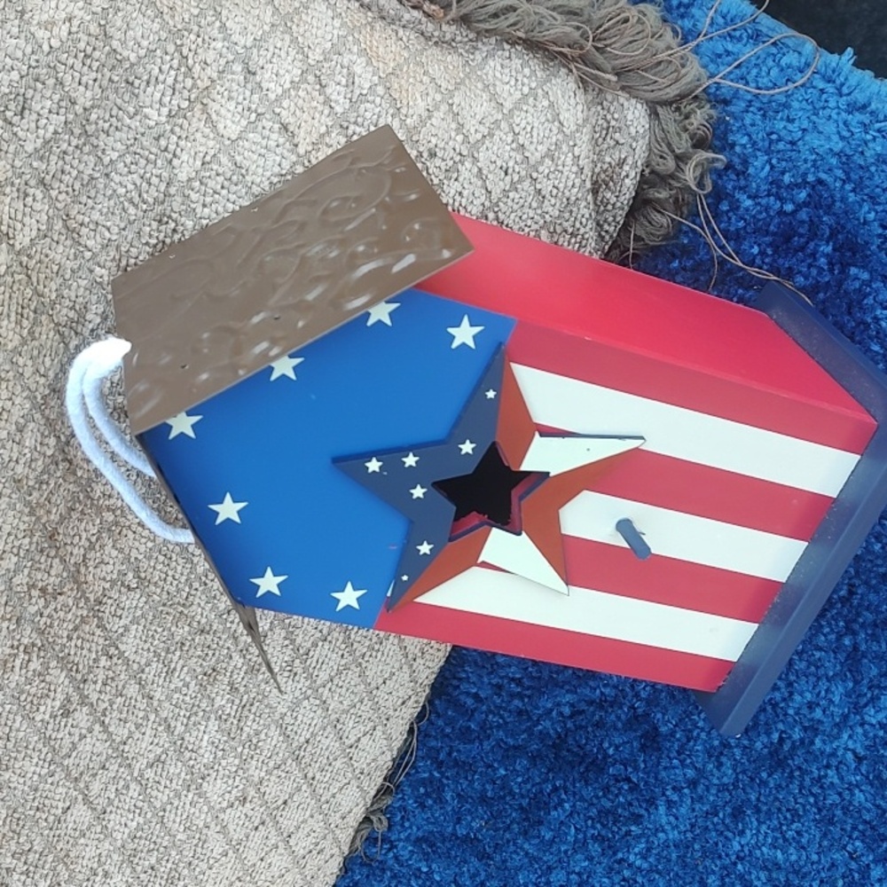Patriotic Star Birdhouse - Picture 4 of 10